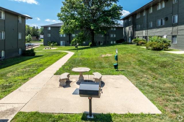 Picnic tables and grills on the commons at The Oaks